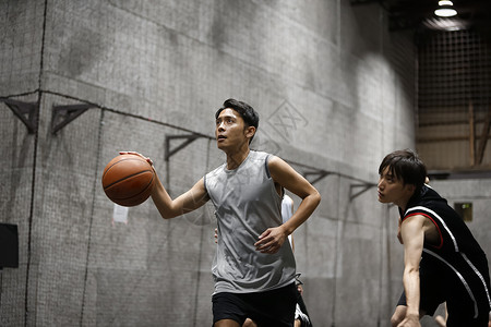 体育运动馆打篮球的人图片