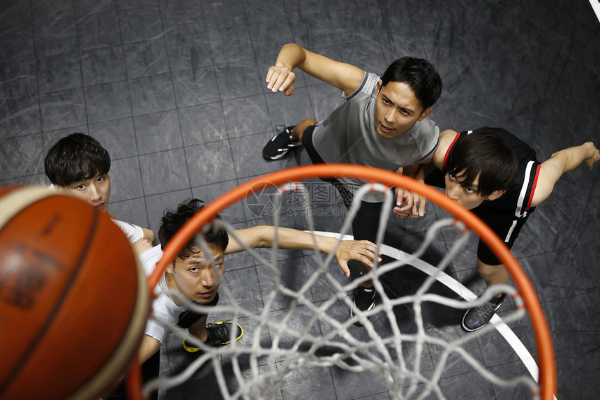 进行篮球训练的大学生图片