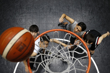 篮球运动员在室内篮球场打球图片