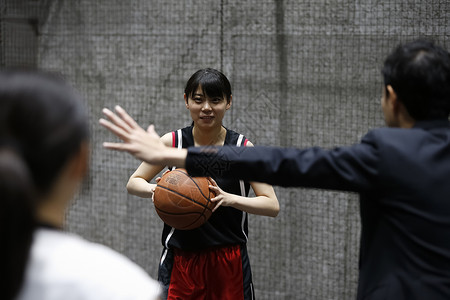教练指导女子打篮球图片