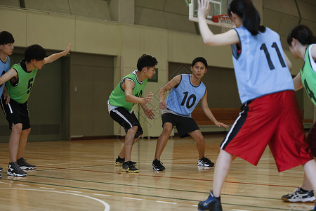 体育馆穿着运动装打球的青年男女图片