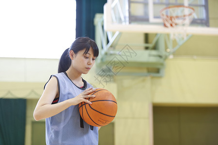 打篮球的女人图片