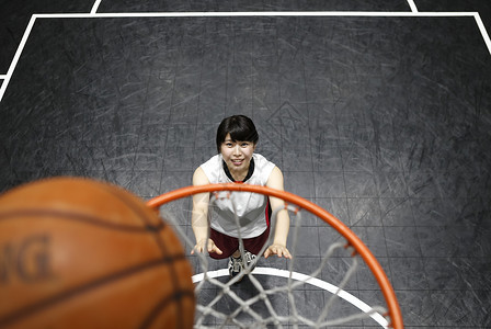 专心打篮球的女人图片
