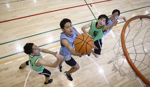 室内体育馆打篮球的青年男性图片