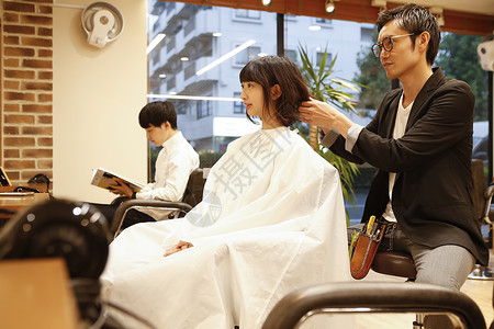 理发店里的理发师和顾客高清图片
