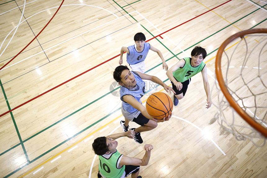 体育馆内男子打篮球图片
