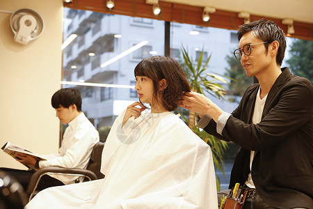 美容院美发师给顾客设计发型图片