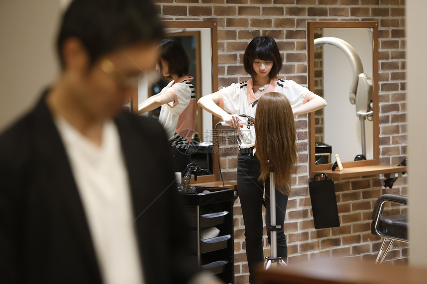 理发店内练习的美发师助理图片