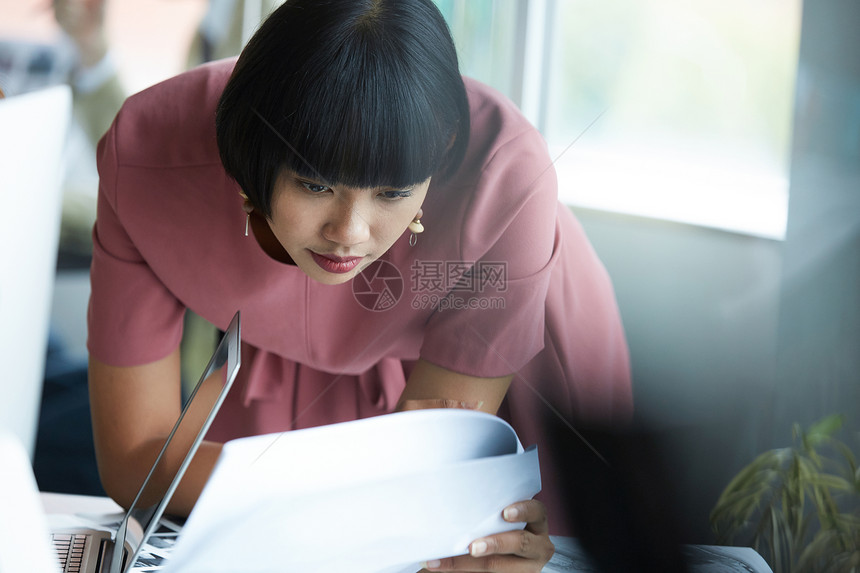 女领导带领职员开会图片