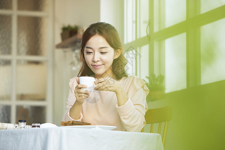 年轻女子享受早餐图片