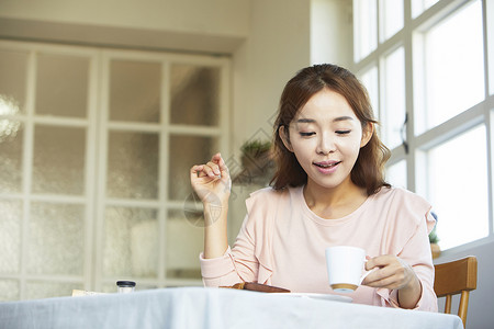 年轻女子居家享用早餐图片