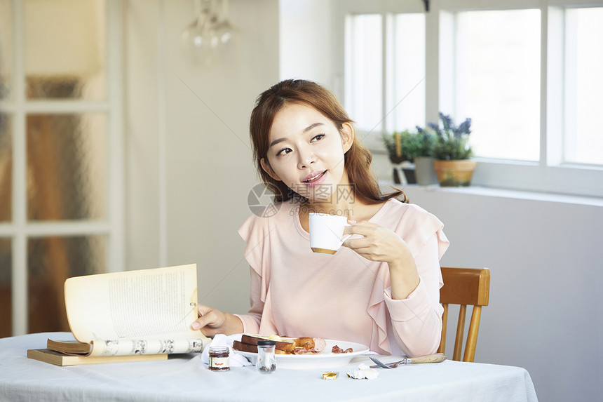 年轻女子居家享用早餐图片