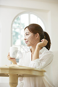 喝咖啡的年轻女性图片