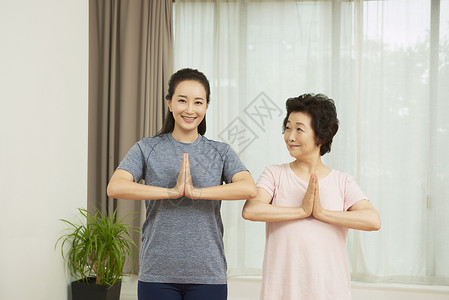 居家做瑜伽开心的母女图片