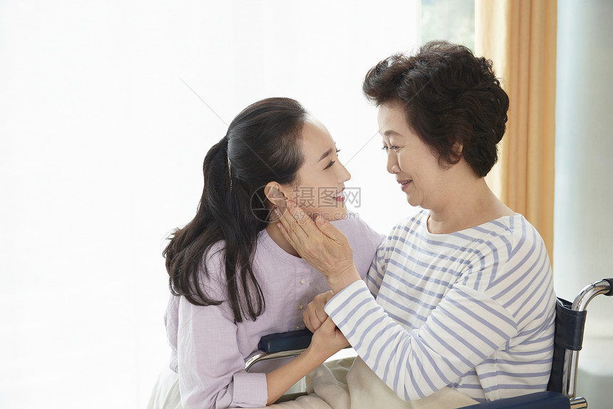 幸福的妈妈与女儿图片