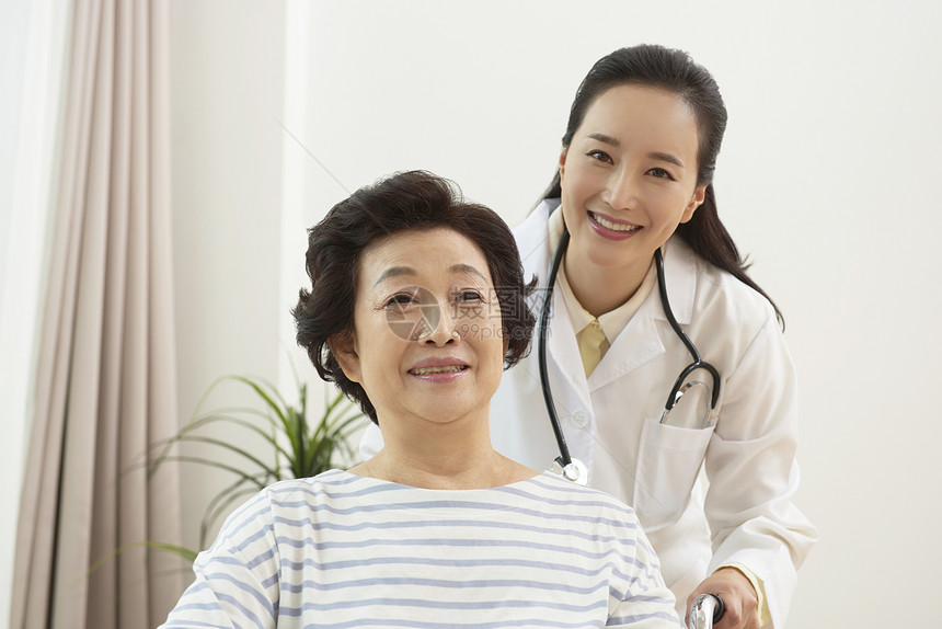 上门看诊的女医生图片