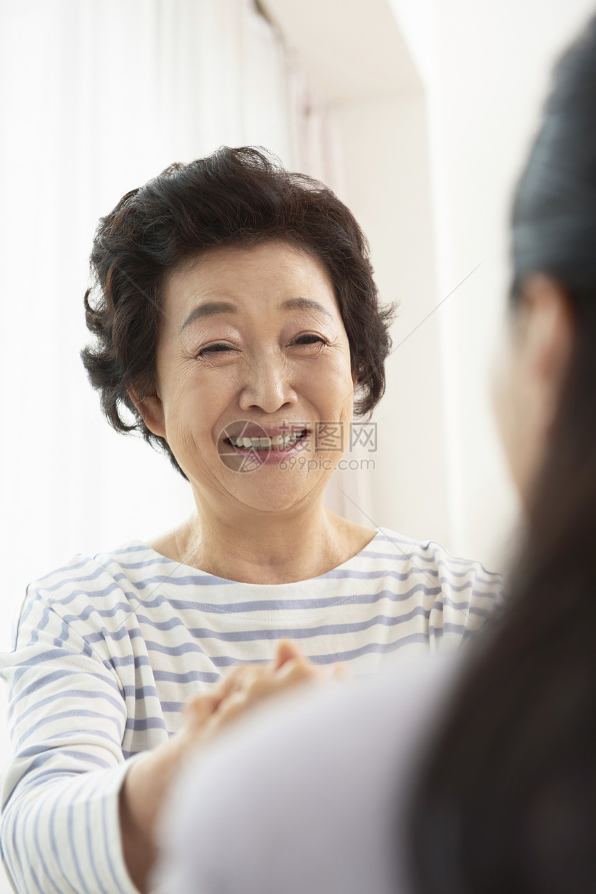 上门看诊的女医生图片