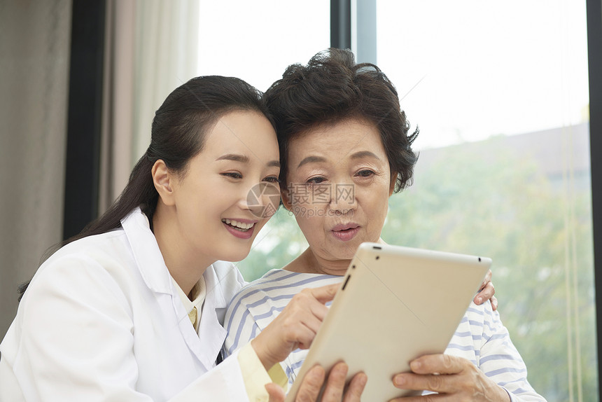 上门看诊的女医生图片