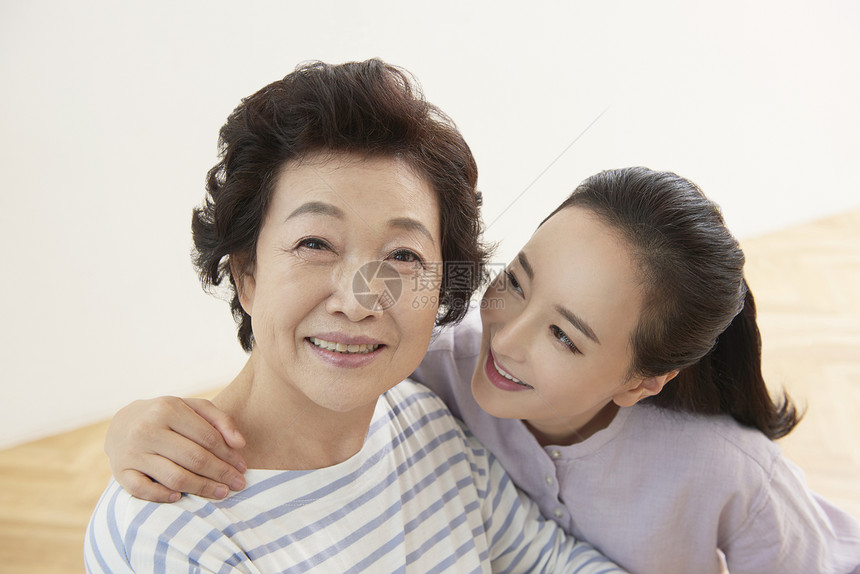 幸福拥抱妈妈的女儿图片