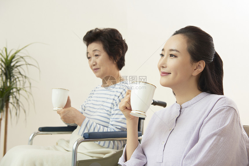 母亲和女儿一起喝咖啡图片