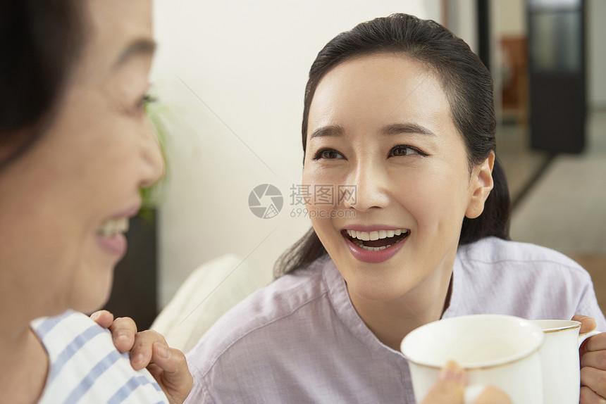 女儿照顾母亲喝咖啡图片