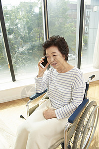 韩国人负责人数字技术手机货币老年人图片