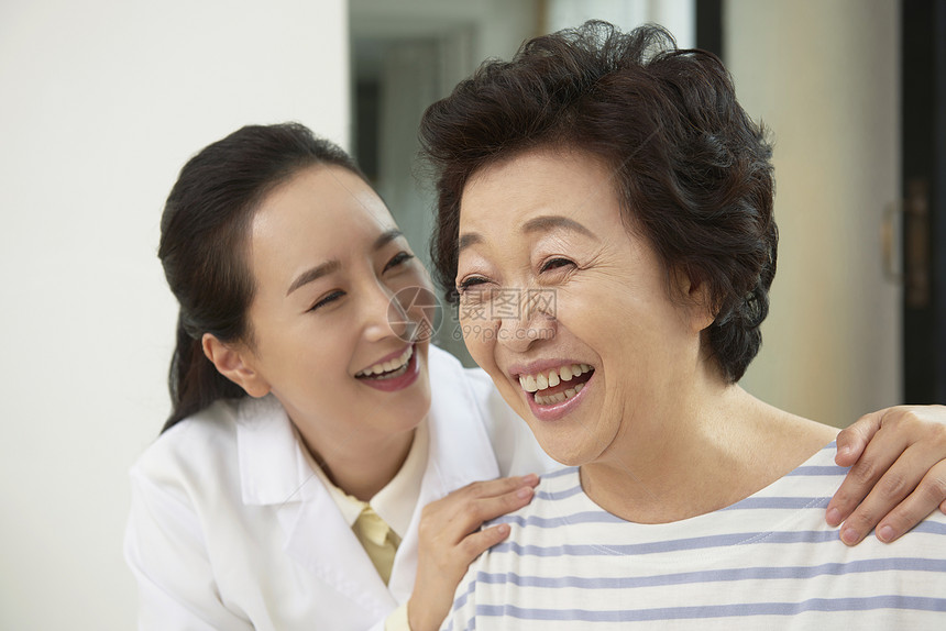 女医生安慰病人图片