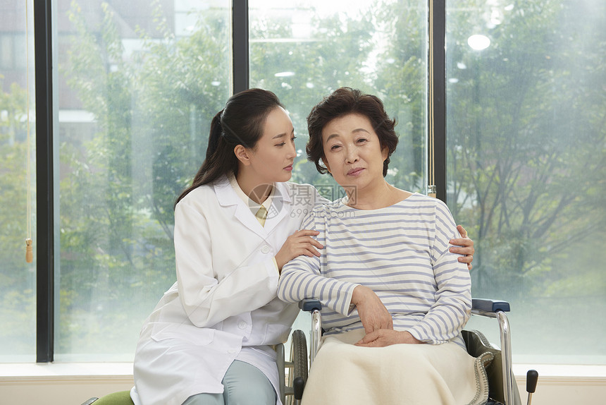 女医生安慰生病的人图片