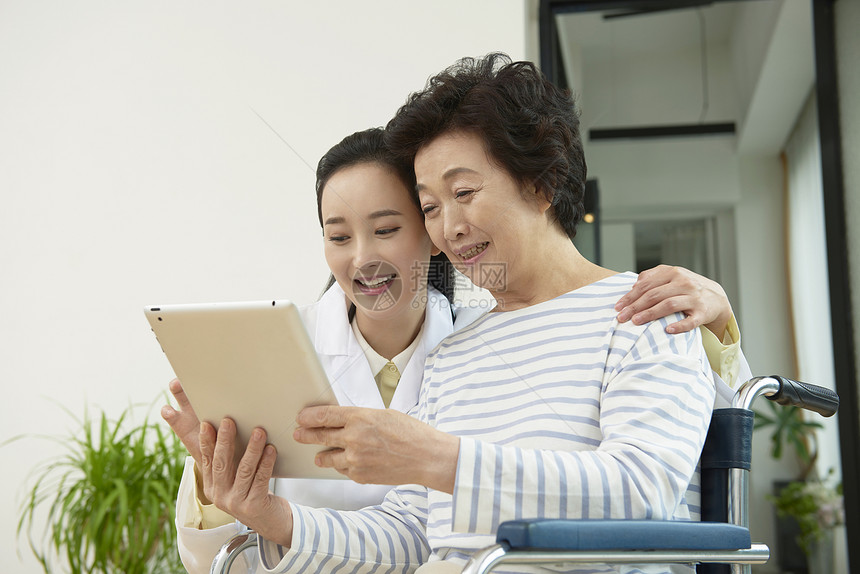 女医生安慰生病的人图片