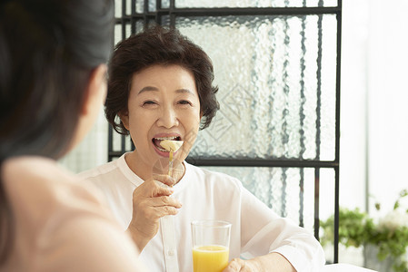 快乐幸福的母女二人图片