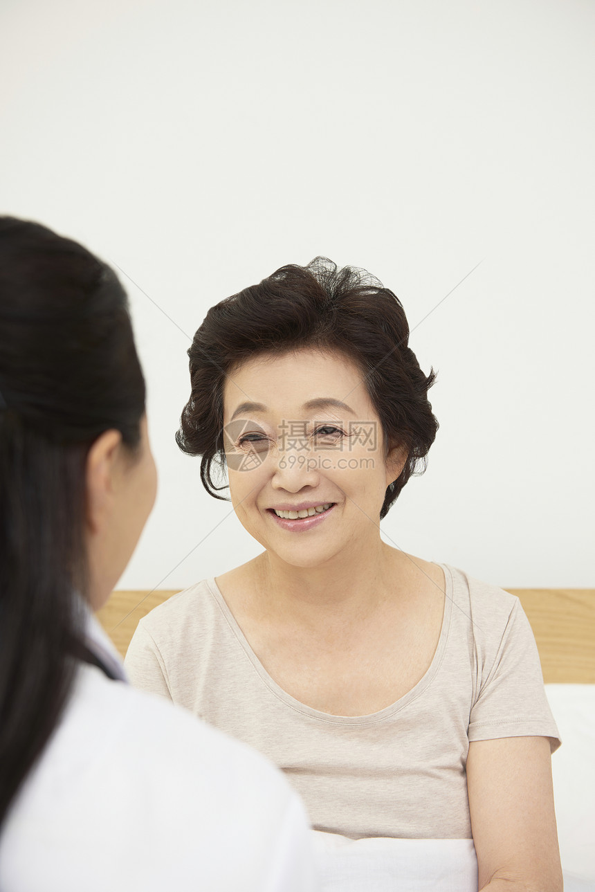 快乐幸福的母女二人图片