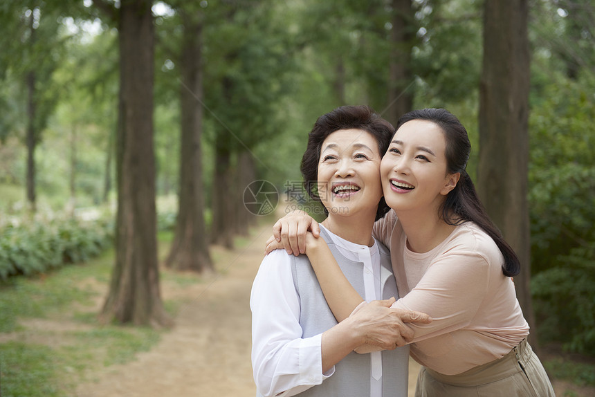 快乐幸福的母女二人图片
