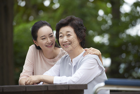 负责人户外的家庭拥抱幸福妈妈女儿图片