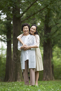以完全相同的方式重新做某事青年韩国人拥抱幸福妈妈女儿图片