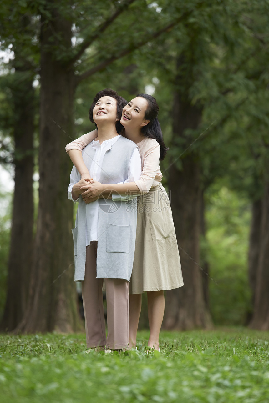 康复公园手持拥抱幸福妈妈女儿图片