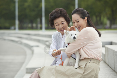 户外女儿和母亲坐着休息图片