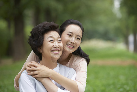 幸福的母女在户外拥抱图片