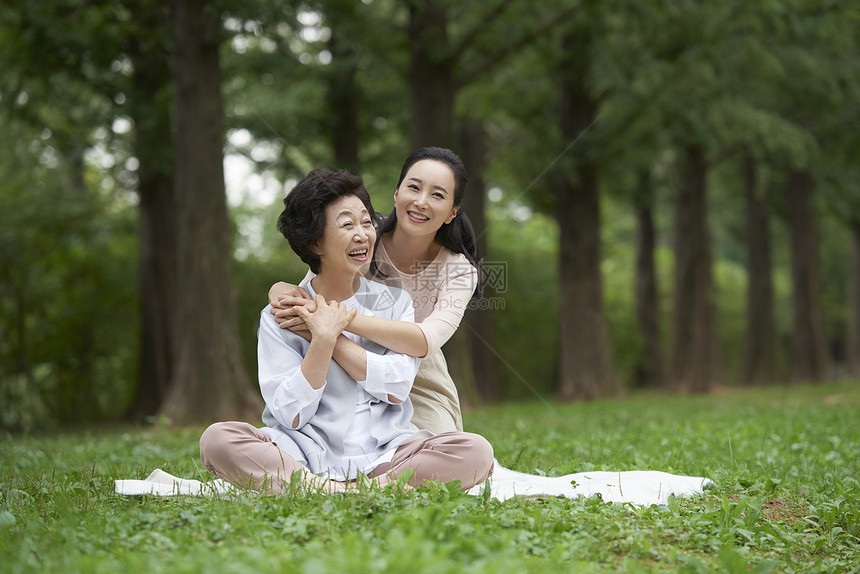 女儿带着母亲出去散步图片