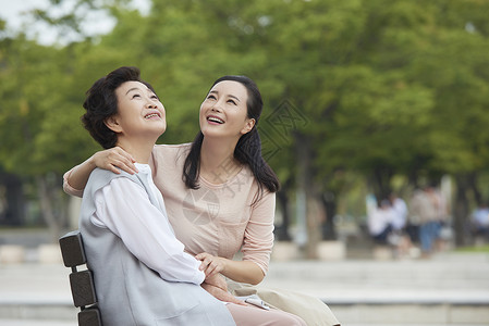 女儿陪着母亲坐着休息图片