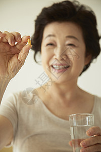 老年女人吃药图片