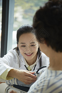 医生给老年女人量血压图片