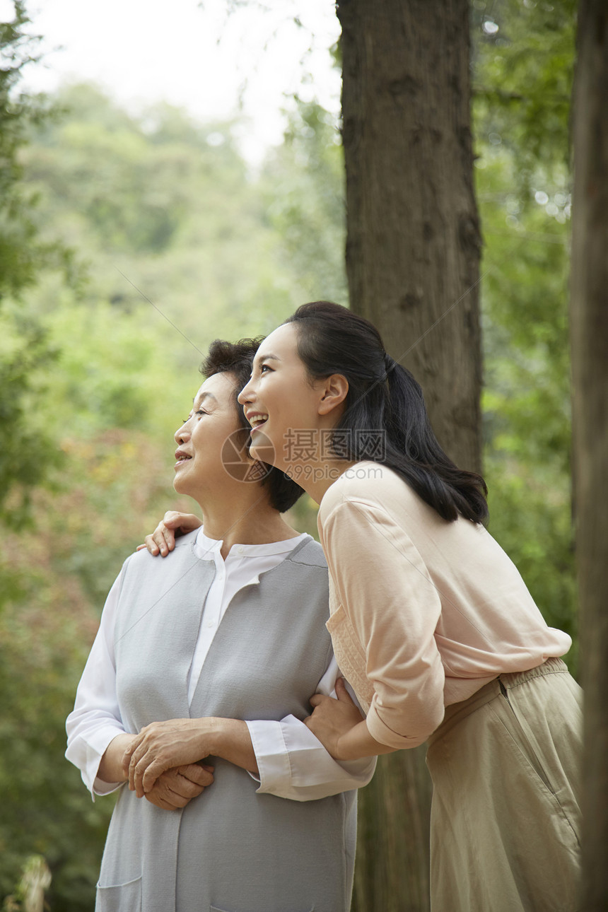 女儿带着母亲出去散步图片