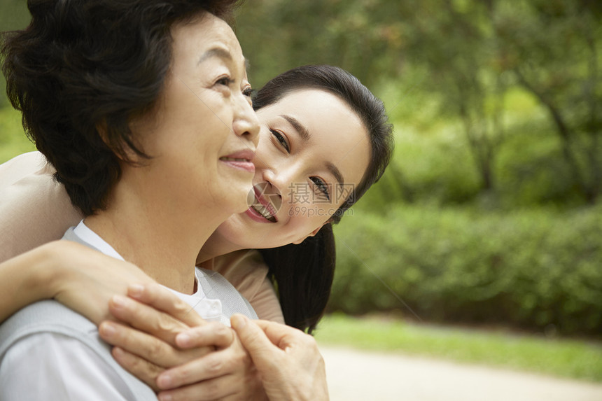 幸福开心的母女二人图片