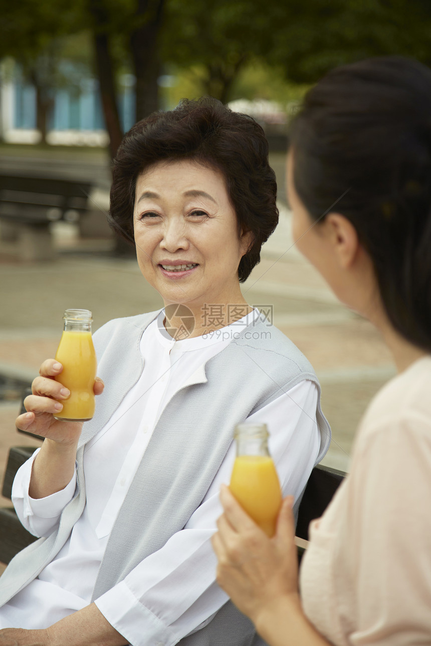 幸福开心的母女二人图片