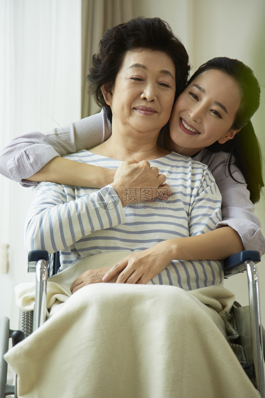 幸福开心的母女二人图片