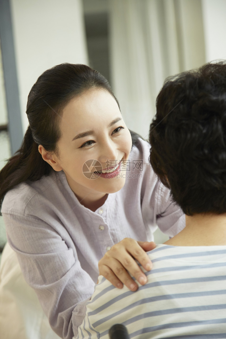 幸福快乐的母女二人图片