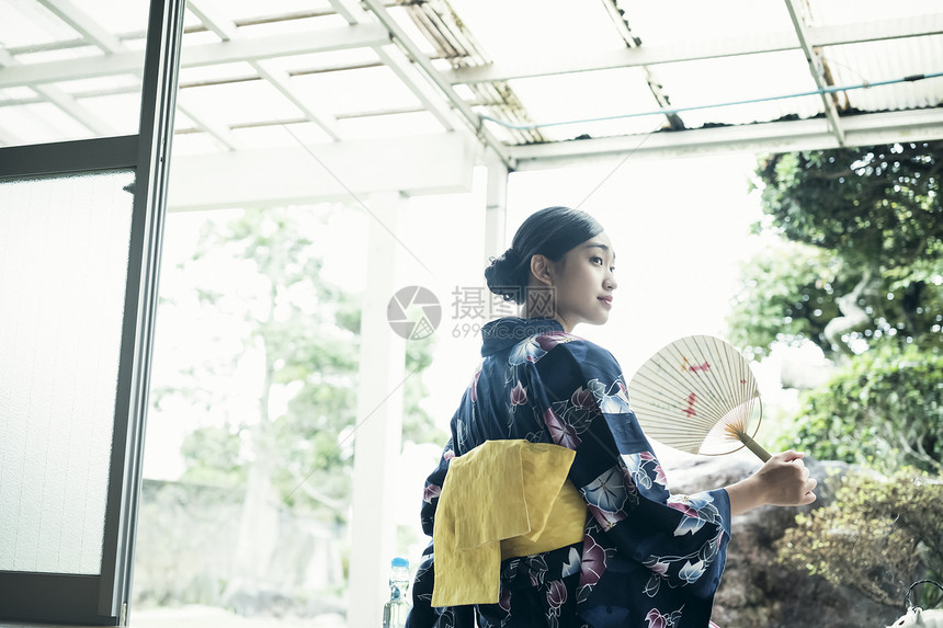 穿着和服的漂亮女孩图片