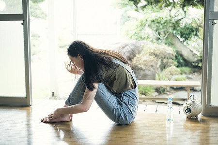 日本女人美容在家放松的妇女图片