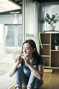 居家休息吃着零食的年轻女性图片