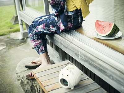 庭院里穿着日式和服的少女特写图片
